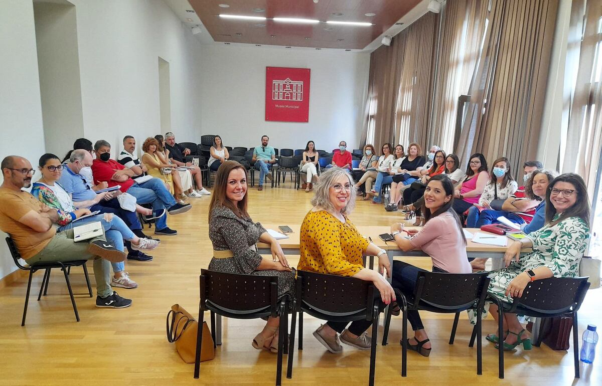 Reunión de la Concejalía de Derechos Sociales y Fundación Secretariado Gitano para la elaboración del Plan Municipal para la Prevención del Absentismo y Concienciación del Derecho a la Educación de Puertollano / Ayuntamiento de Puertollano