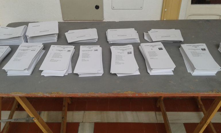 Papeletas en colegio electoral de Algeciras