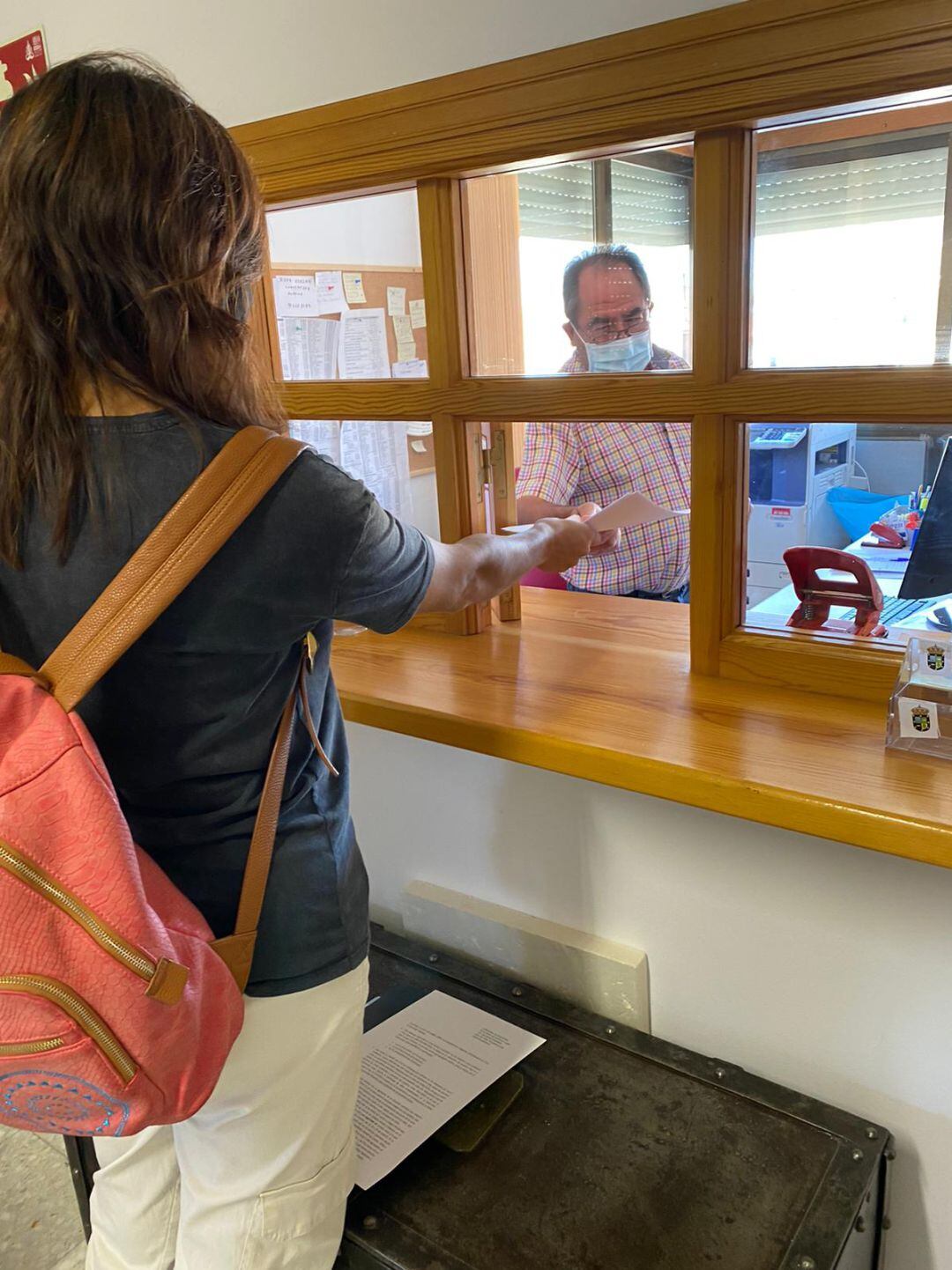 Una madre entrega el escrito y las firmas recogidas demandando un cuarto profesor para las aulas del Gomezserración