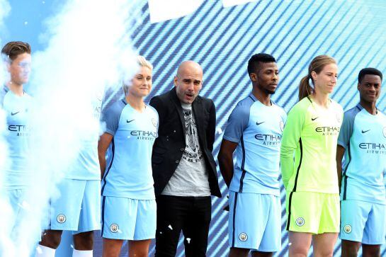 Posando con las nuevas equipaciones