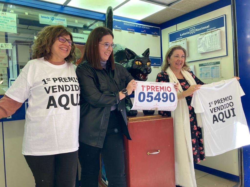 La administración El Gato Negro de Murcia ha vendido cuatro décimos del Gordo de la Lotería de Navidad 2022, el 05.490