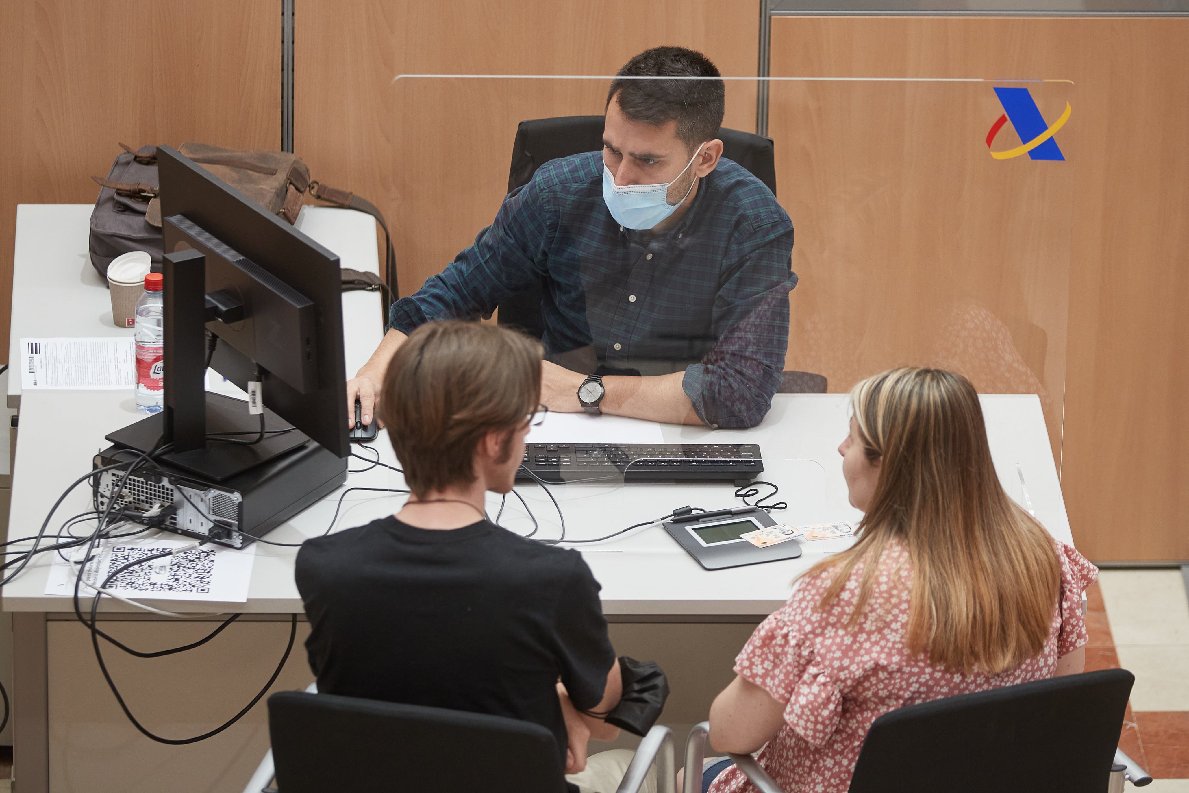 Vista de la sede de la Agencia Tributaria en su sede de Guzmán el Bueno en Madrid este miércoles cuando comienzan las declaraciones particulares de forma presencial. EFE / Miguel Osés