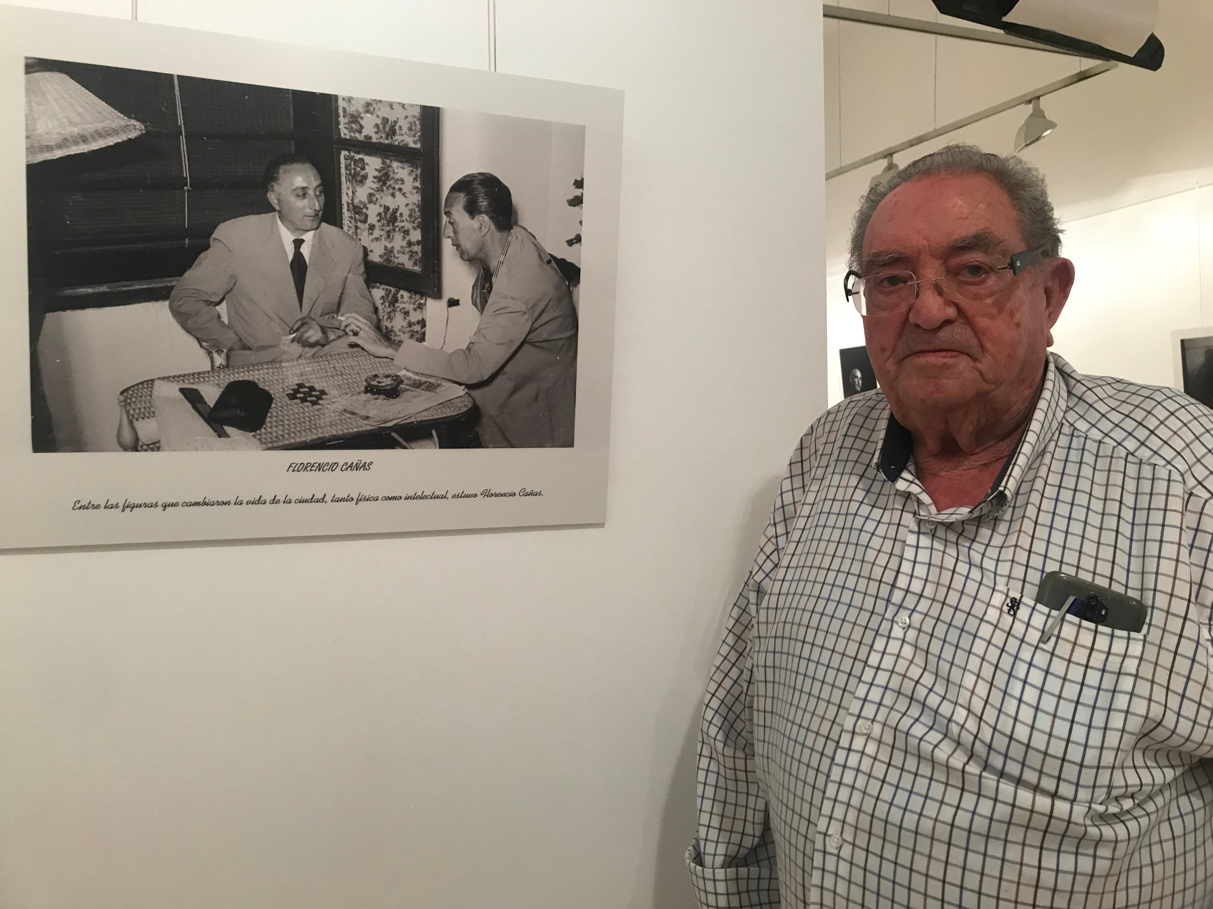 Antonio Texeda junto a una de las fotografías de la exposición &#039;Cuenca, una historia, una mirada&#039;.