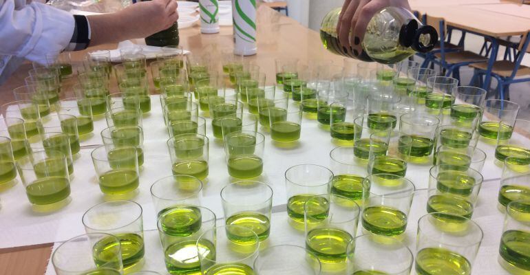 Vasos con aceite que se sirvieron en un colegio durante la Semana Escolar del Aceite de 2015.