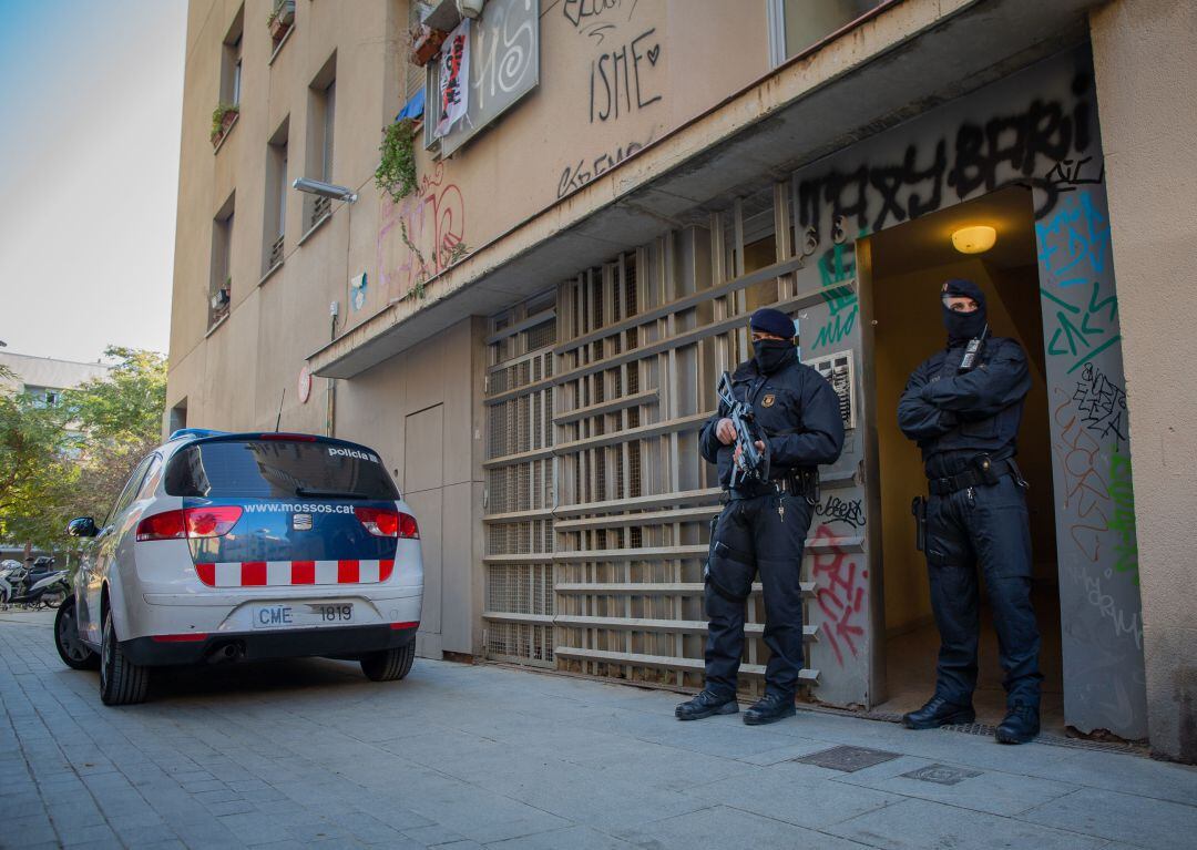 Imatge d&#039;arxiu de dos agents de Mossos d&#039;Esquadra en un registre