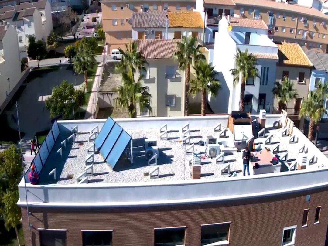 Vista de la terraza del Centro de las Palmeras, durante la instalación de las placas fotovoltaicas