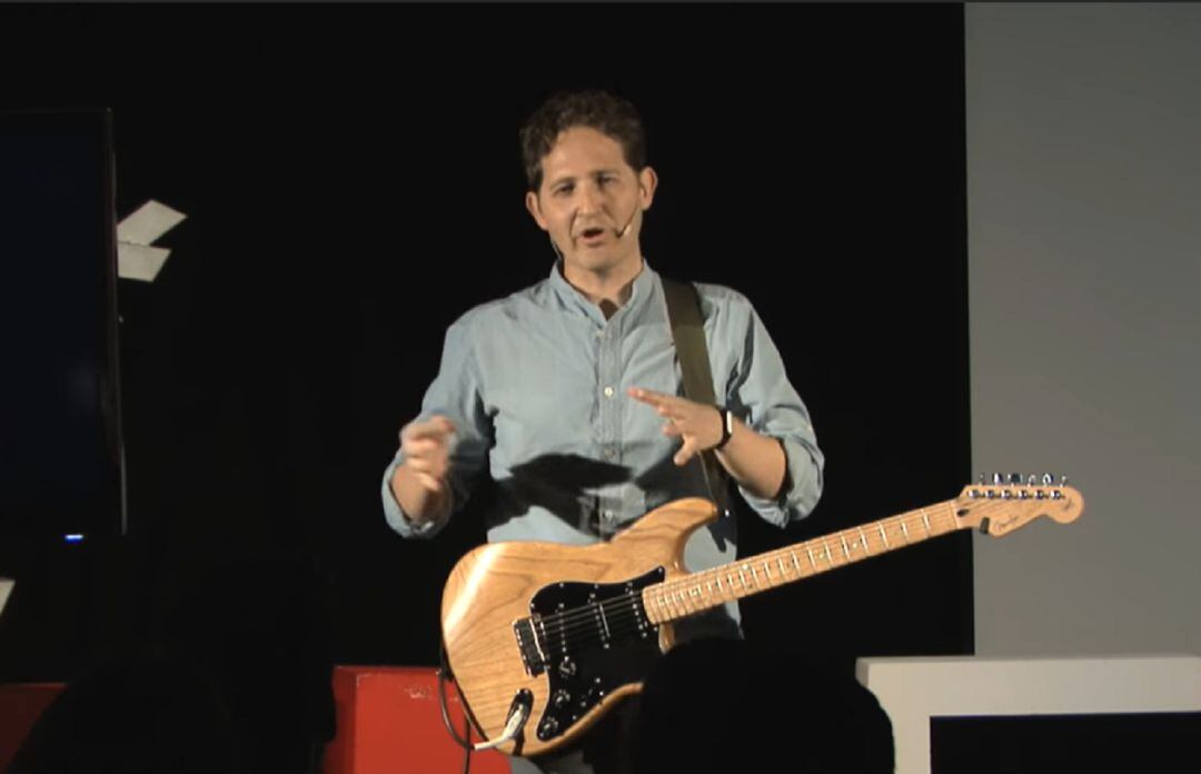 Imagen de una de las originales intervenciones del conferenciante invitado por ASEMAR