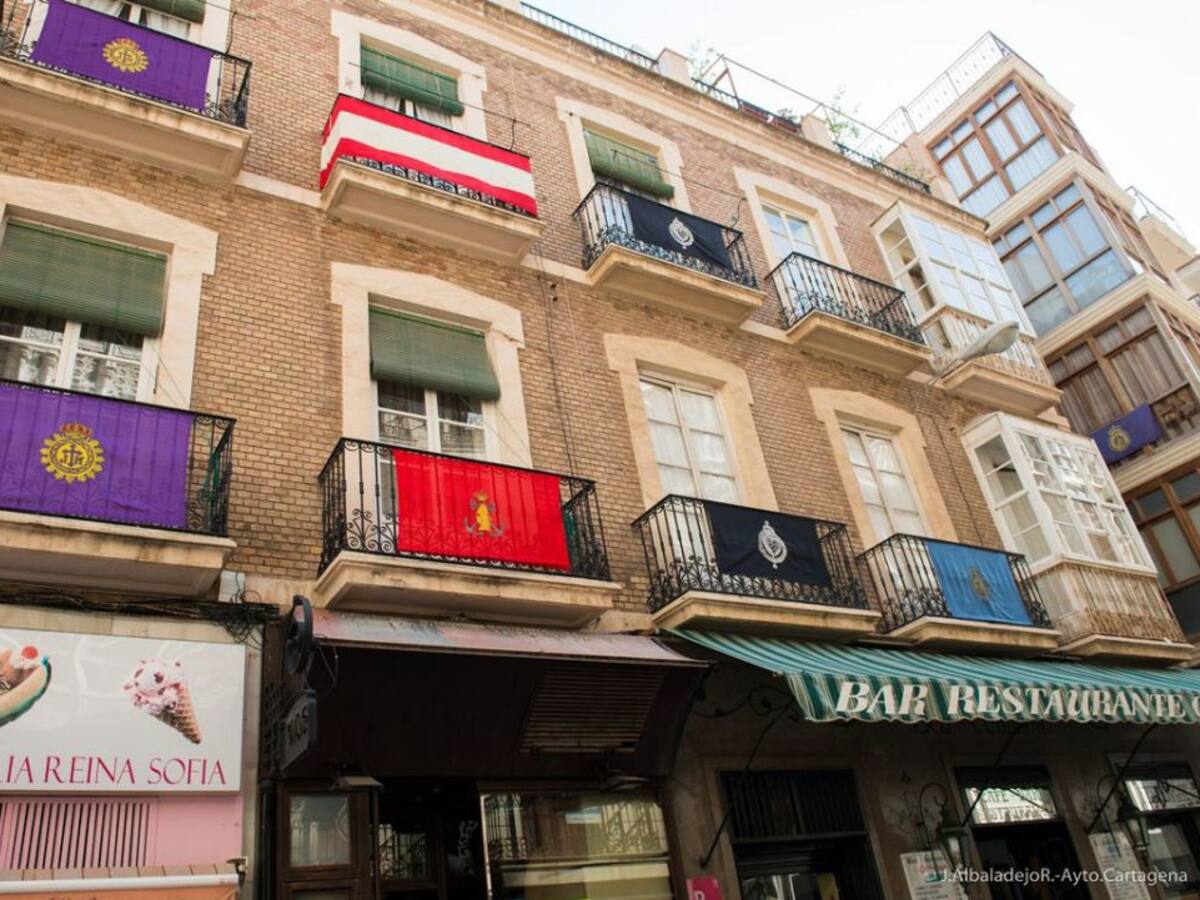 La alcaldesa de Cartagena anima a engalanar fachadas y cantar la Salve durante la Semana Santa