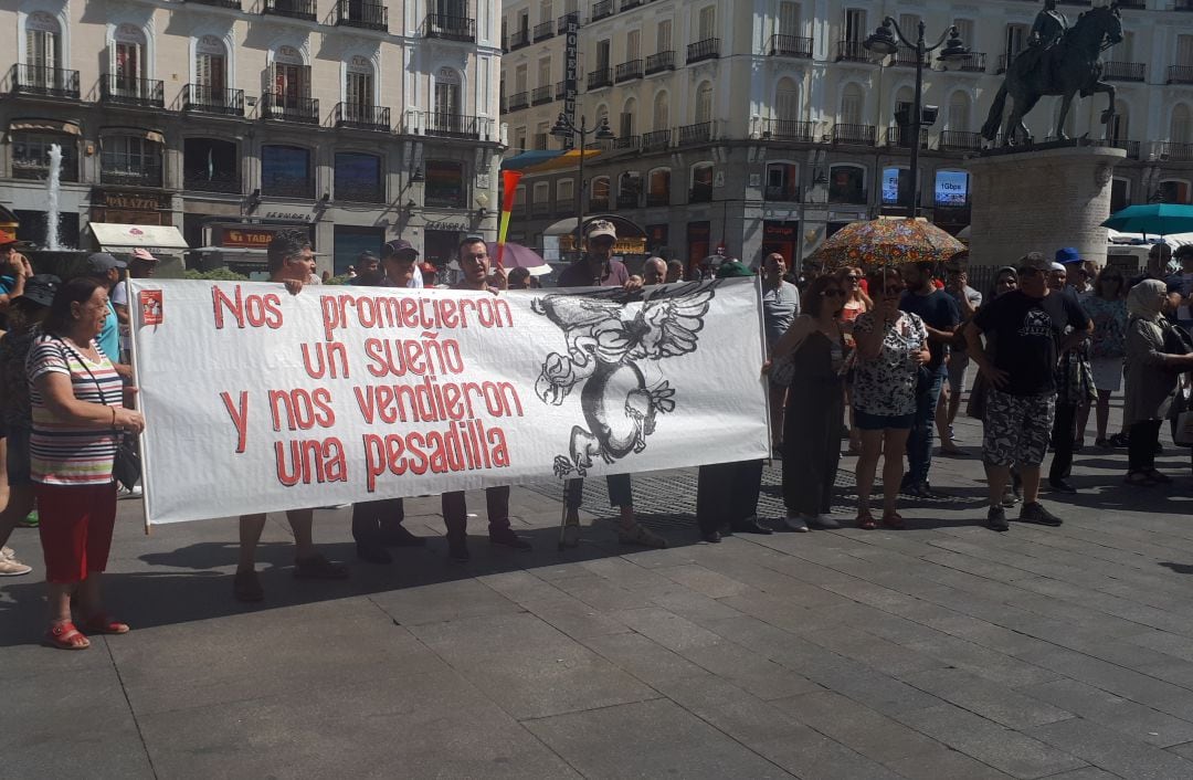 Varios plataforma de afectados del IVIMA se manifestaban esta mañana a las puertas de la sede de la Comunidad de Madrid