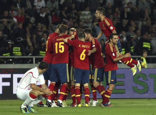 Los jugadores españoles celebran el gol de Soldado