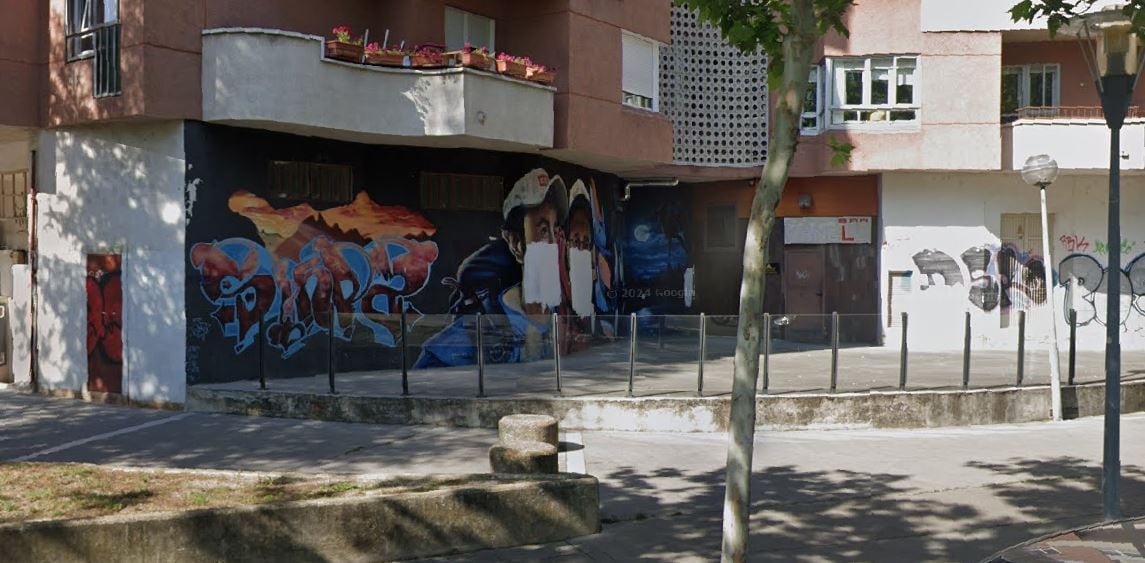 Para eliminar los mensajes del mural, pintaron encima con pintura blanca.