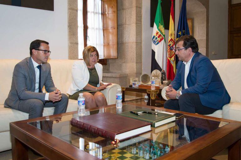 Fernández Vara con Miguel Ángel Gallardo y Charo Cordero