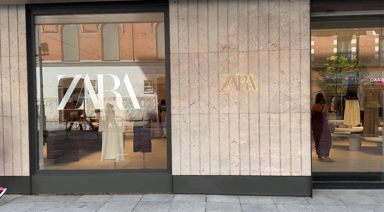 Puerta de una tienda de Zara. Archivo.