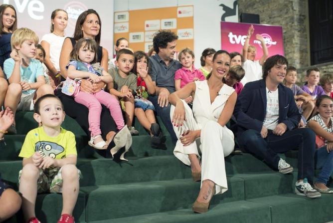 El jurado del nuevo programa de Televisión Española &#039;MasterChef Junior&#039;, Jordi Cruz (d), Pepe Rodríguez Cruz (2i), y Samantha Vallejo-Najera (i); y su presentadora, Eva González (2d), posan rodeados de niños durante su presentación, hoy en el Festival de 