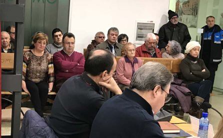 Familiares asistentes al pleno del Ayuntamiento de Benavente