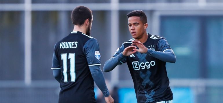 Justin Kluivert, con el 45, en el momento de debutar en la Eredivisie