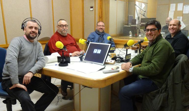 De izquierda a derecha, Paco García, director y presentador del programa Cruz de Guía; y los contertulios Bienvenido Puelles, Manolo Romero, Álvaro Enríquez y Luis Chamorro