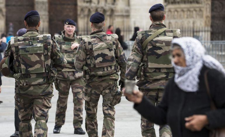 Soldados galos patrullan cerca de la catedral de Notre Dame en París 