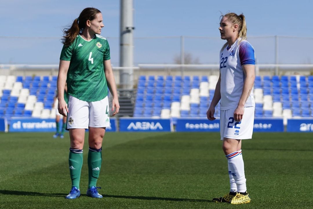 Jugadoras de Islandia e Irlanda del Norte en un amistoso en Pinatar Arena