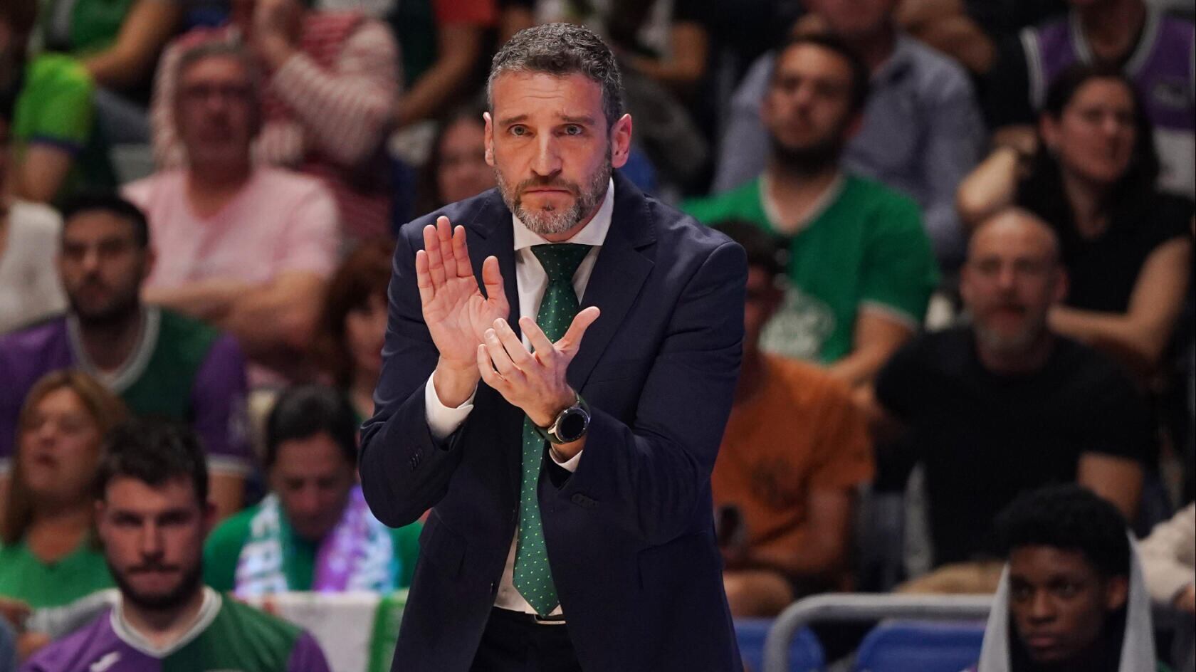 El técnico del Unicaja Ibon Navarro dirigiendo un partido