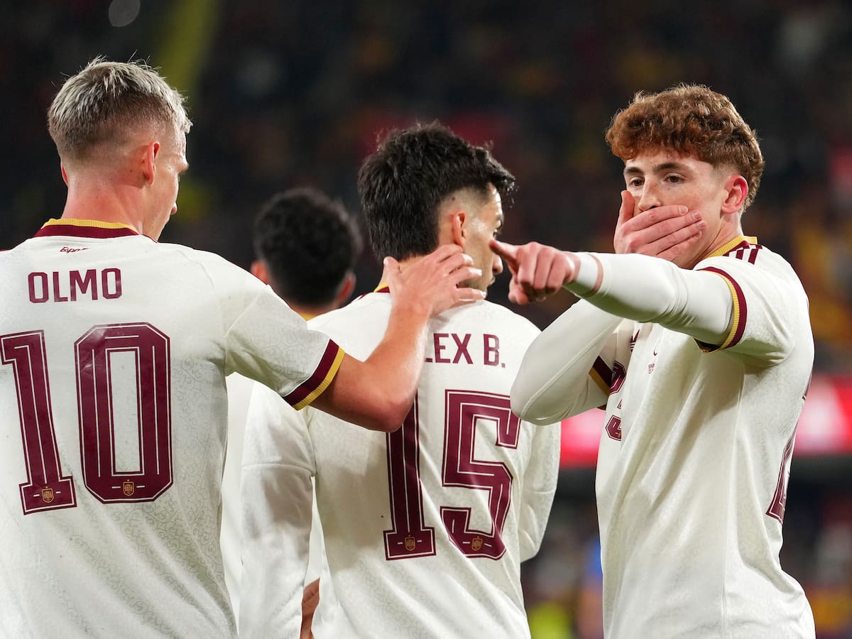 Víctor Muñoz debuta con gol en la Selección y Dani Garrido se acuerda de los que le acosaron por redes sociales por su fallo en 'El Clásico'