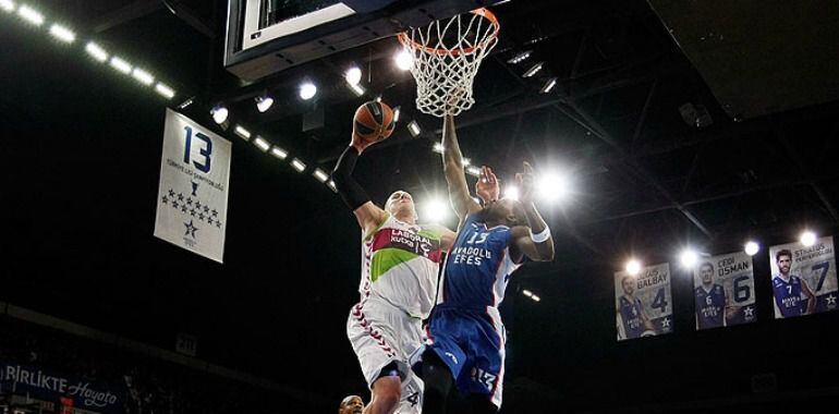 Colton Iverson fue un pilar fundamental con 17 puntos y 11 rebotes