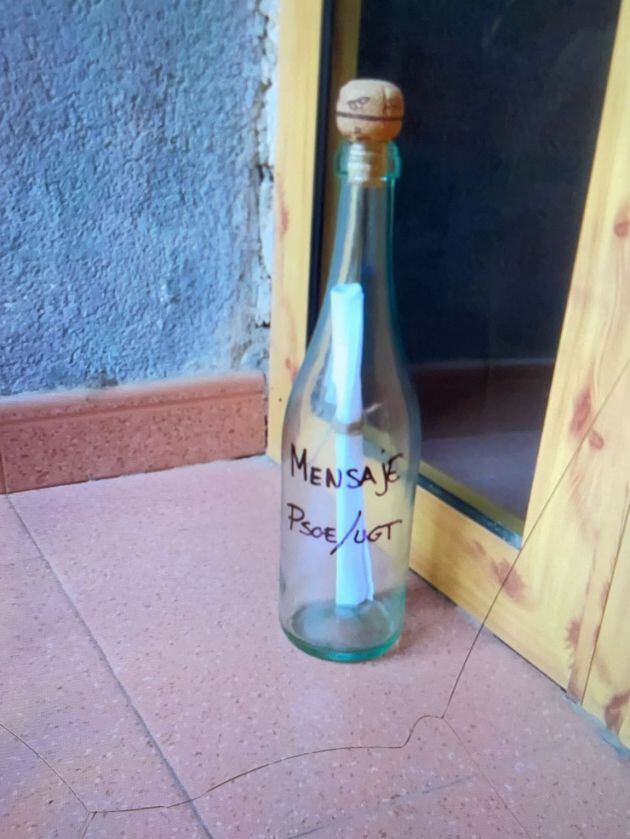 La botella que han dejado los autores de a agresión a la sede de UGT en San Javier