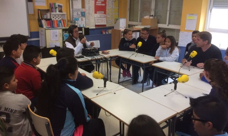 Alumnos de 6º de primaria del CEIP Dr. Federico Rubio, durante la conversación con Javier del Pino y Bru Rovira