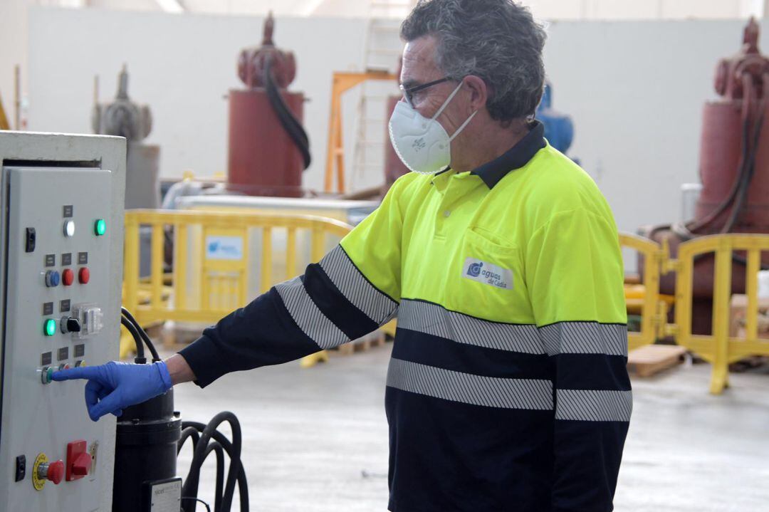 Un operario de Aguas de Cádiz trabajando con mascarilla