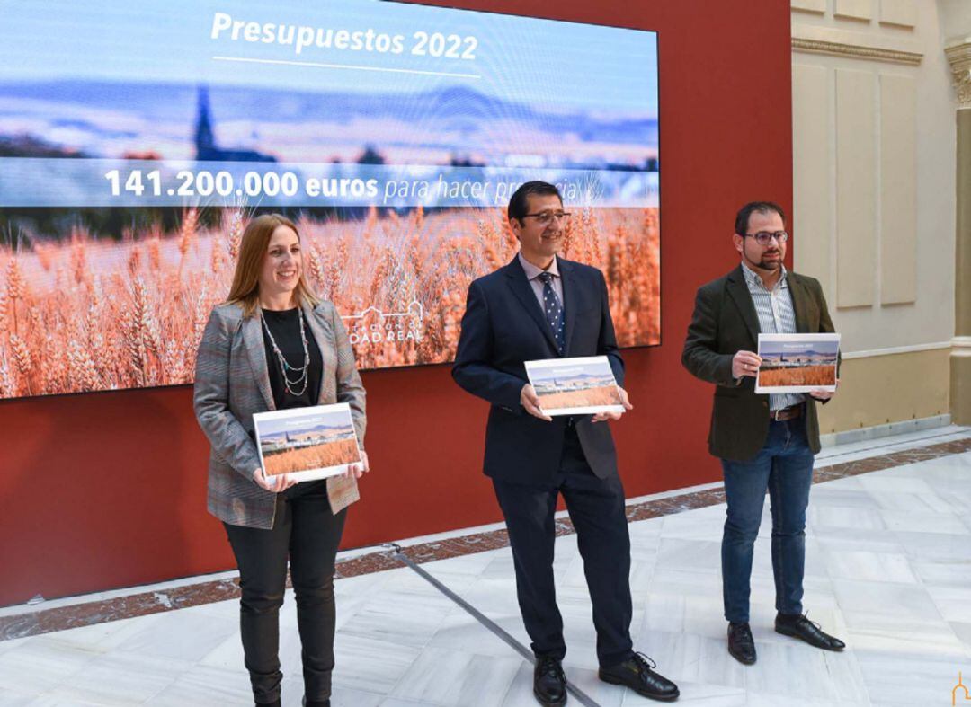 El presidente de la Diputación ha dado a conocer los presupuestos para 2022 junto a los vicepresidentes María Jesús Villaverde y Gonzalo Redondo