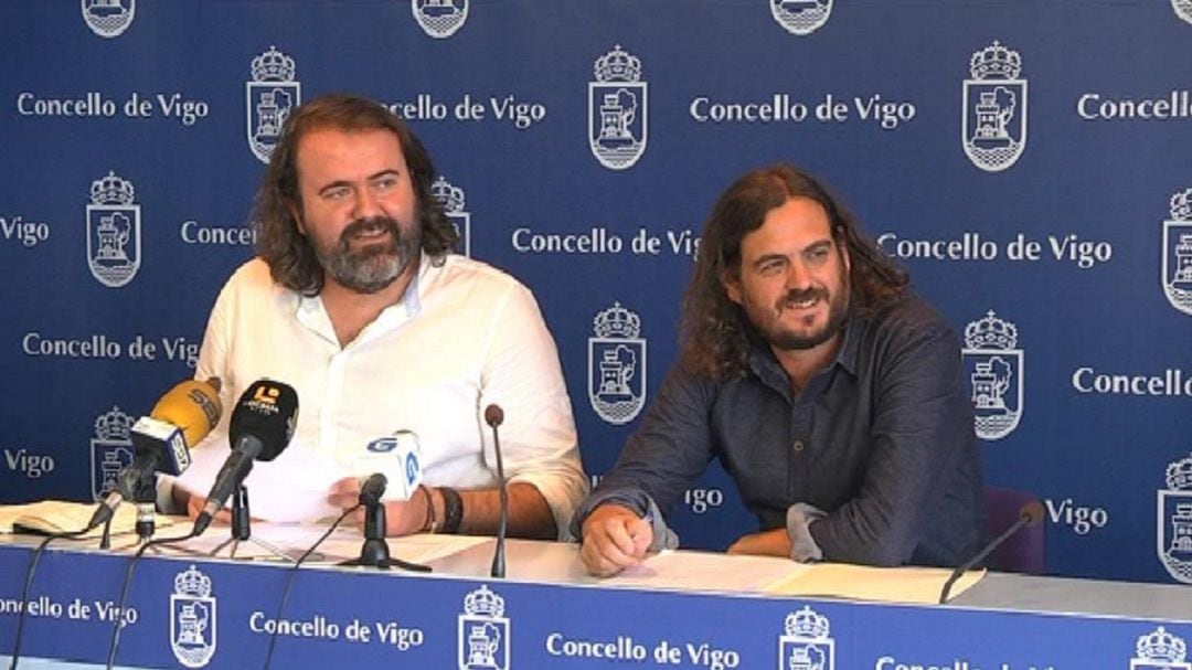 Rubén Pérez, portavoz de Marea de Vigo, y Antón Sánchez, viceportavoz de En Marea en el Parlamento gallego.