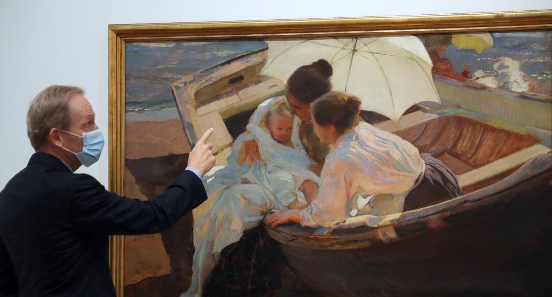 El nieto del coleccionista Jaime Fernández-Valdés, ante el cuadro &#039;Después del baño&#039;, del pintor Joaquín Sorolla, en la presentación de la exposición &#039;Obras maestras de la colección Valdés&#039;, en el museo Bellas Artes de Bilbao.