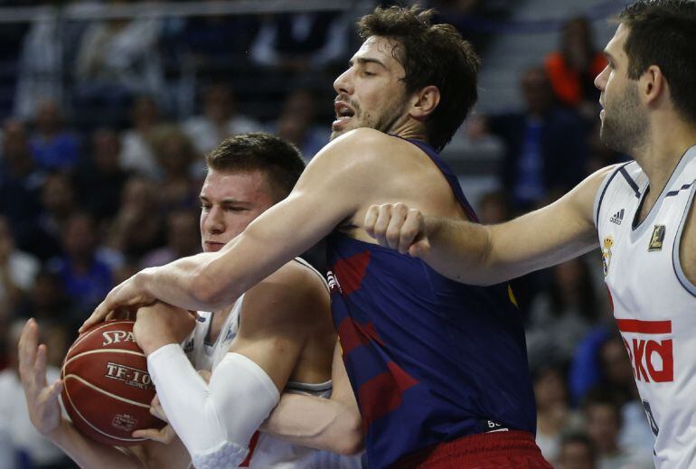 Ante Tomic intenta tapar la penetración al joven Luka Doncic.