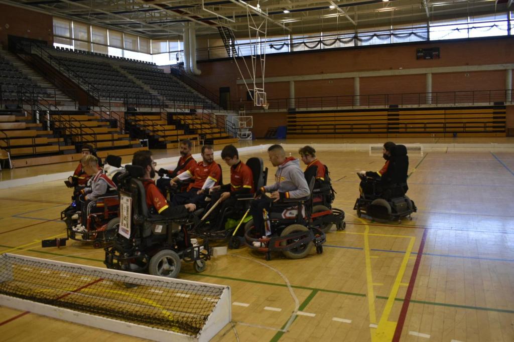 La preselección española de hockey en silla de ruedas eléctrica entrena este fin de semana en València para el mundial de Suiza que se celebrará en verano