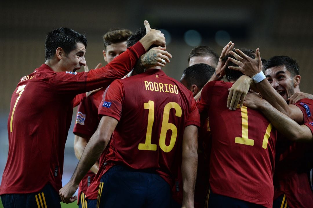 La Selección Española celebra sobre el césped