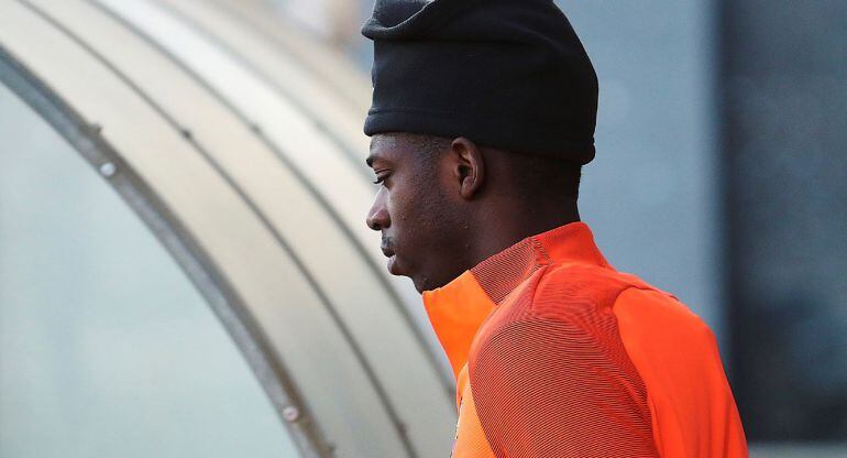 Dembélé entrando en los campos de entrenamiento de la ciudad deportiva del Barça