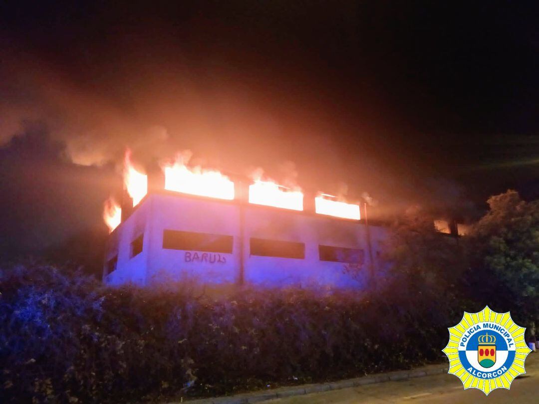 Nave incendiada en la Calle Yunque