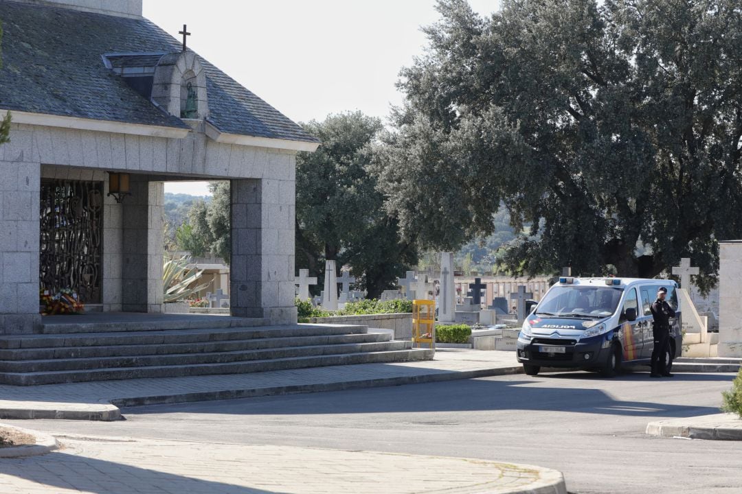 La policía custodia la puerta del cementerio de Mingorrubio-El Pardo donde actualmente está enterrado Francisco Franco