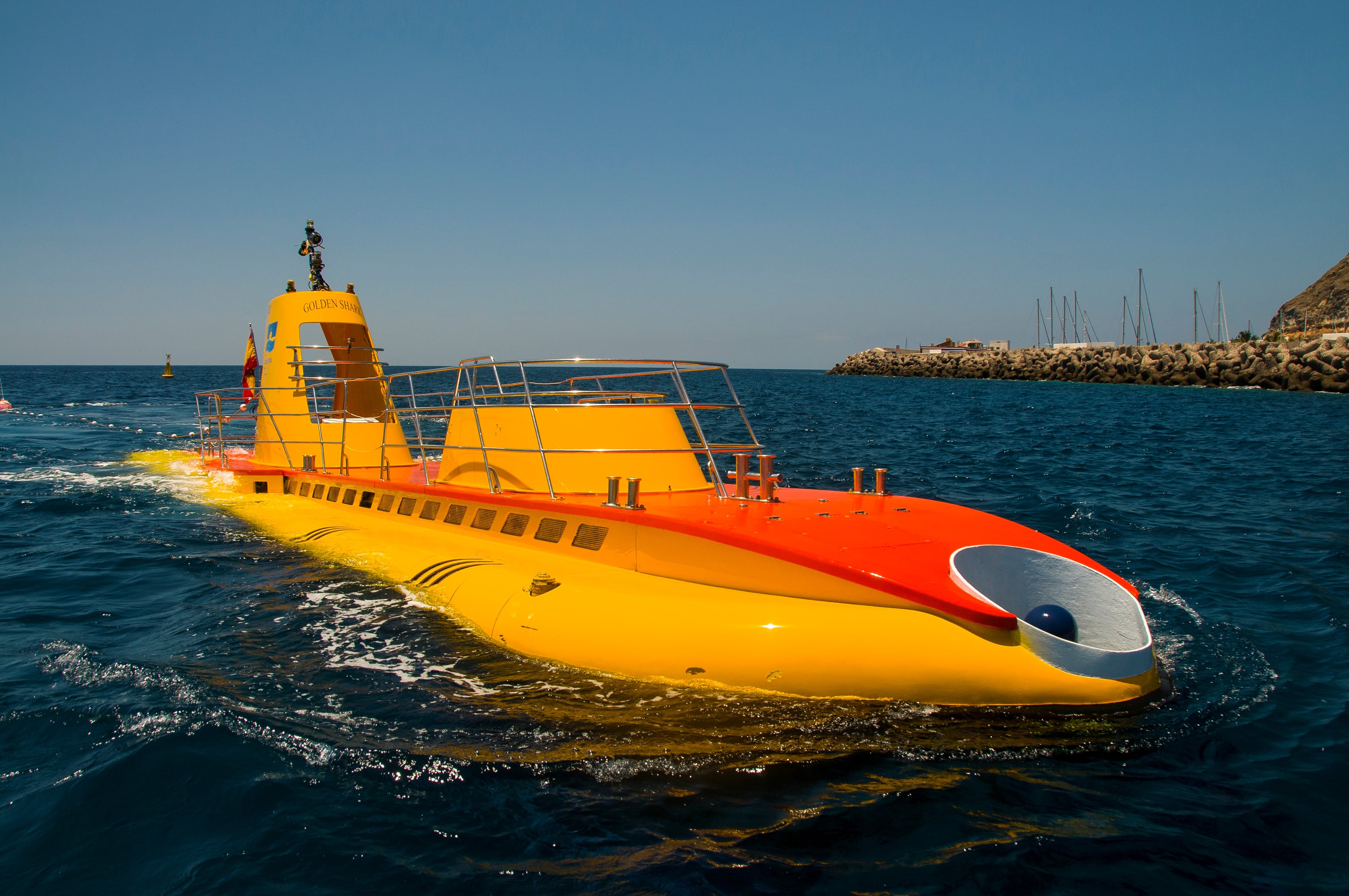 El submarino &#039;Golden Shark&#039;, de la empresa Atlántida Submarine,en Puerto Mogán (Gran Canaria).