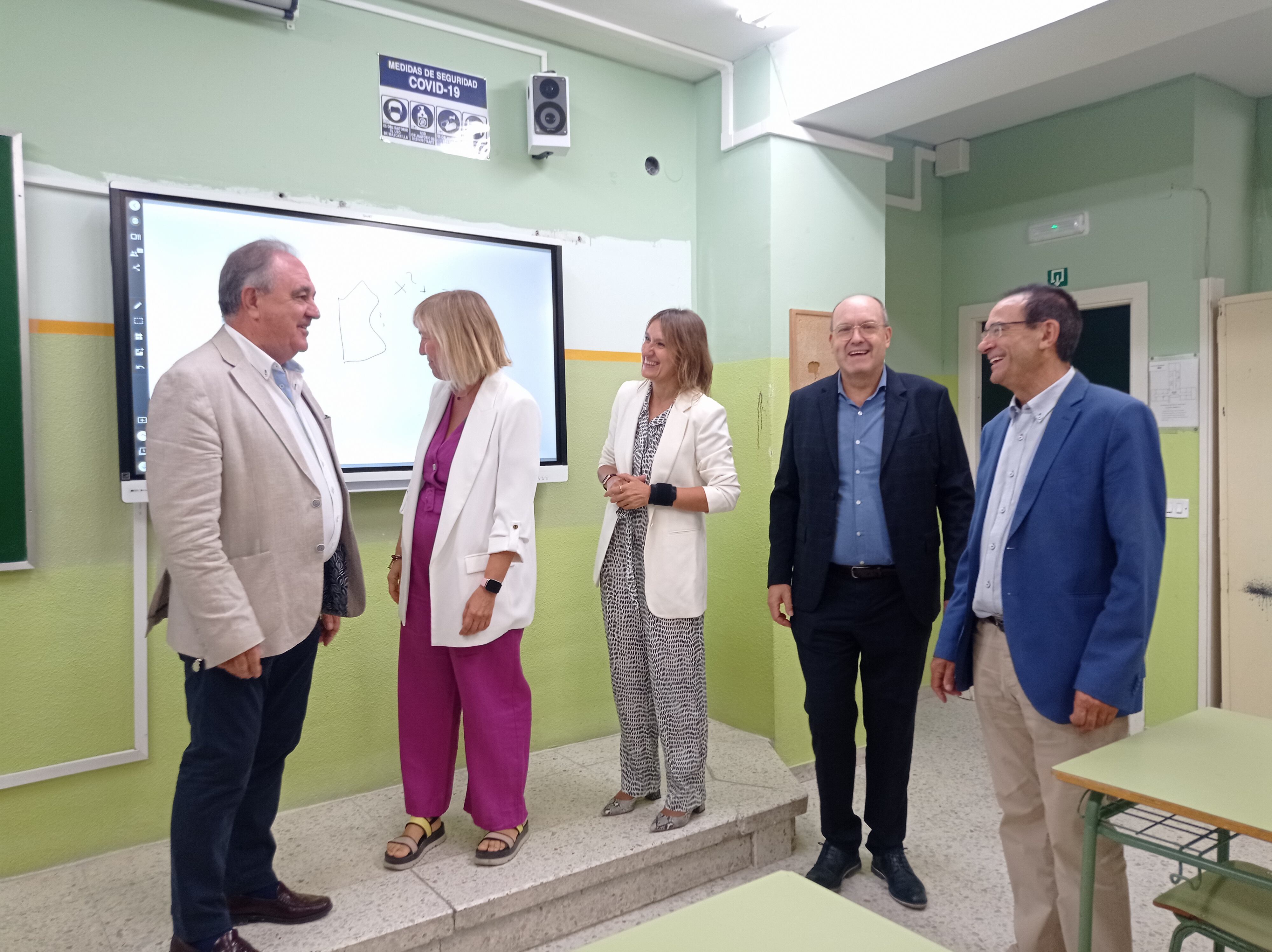 Rocío Lucas, Consejera de Educación, durante su visita al IES Victorio Macho
