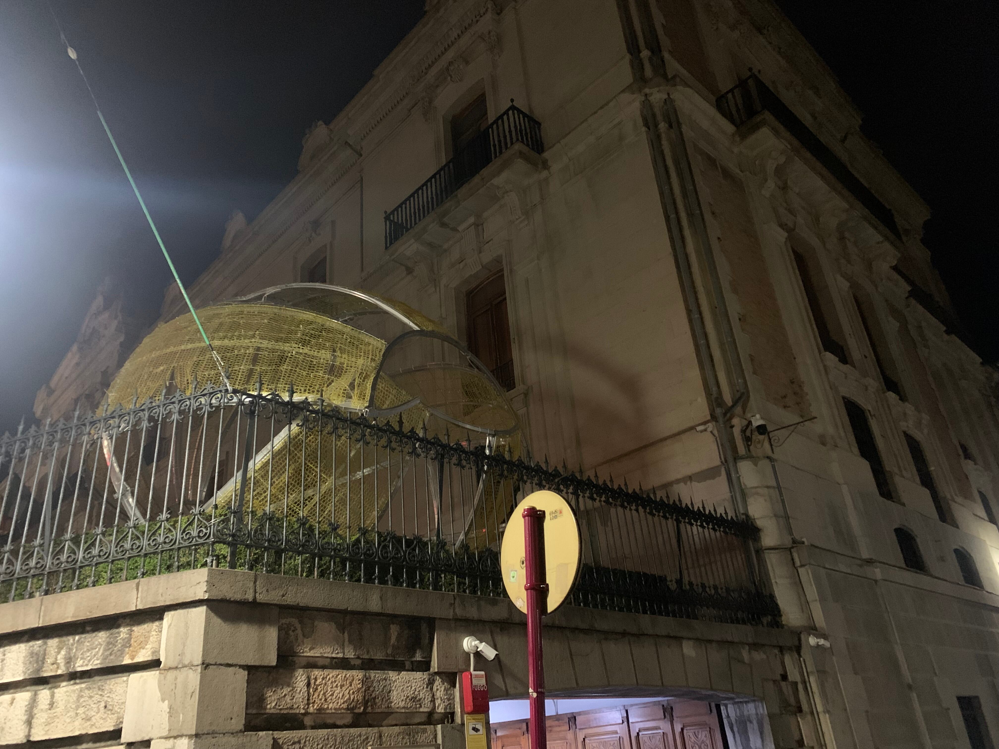 Bola de Navidad arrastrada por el viento en la Diputación de Jaén.