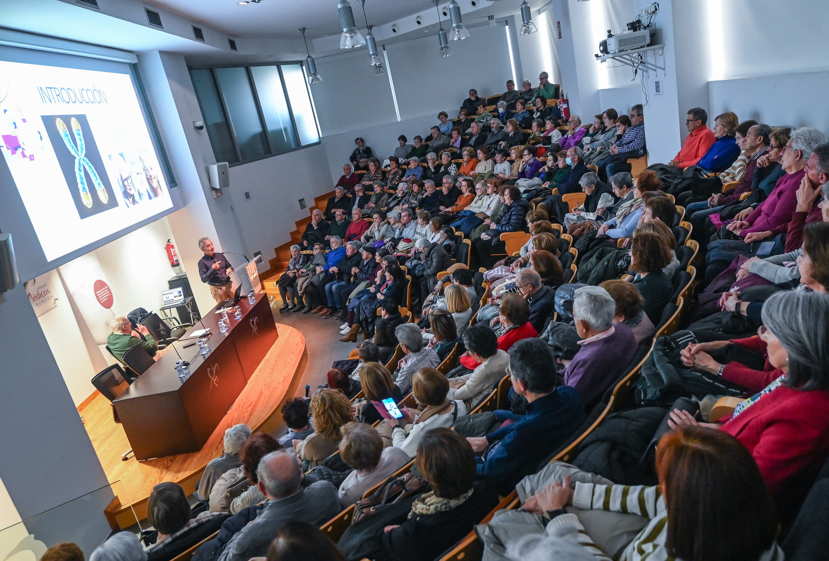 El doctor Álvaro da Silva ofreció las claves para un envejecimiento sano durante una charla divulgativa en el Colegio de Médicos de Burgos