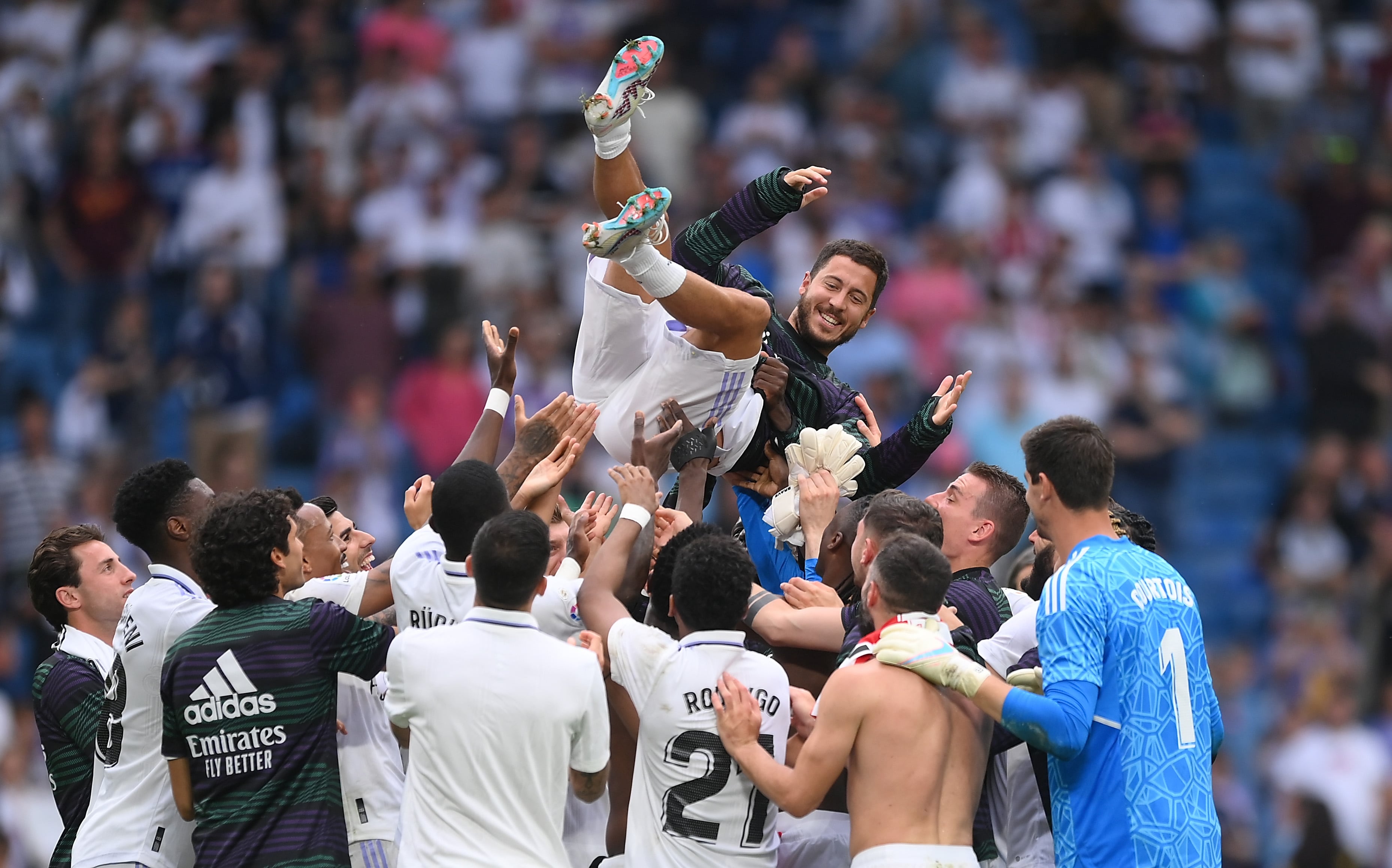 Los jugadores del Real Madrid mantean a Eden Hazard en el último partido de liga 2023