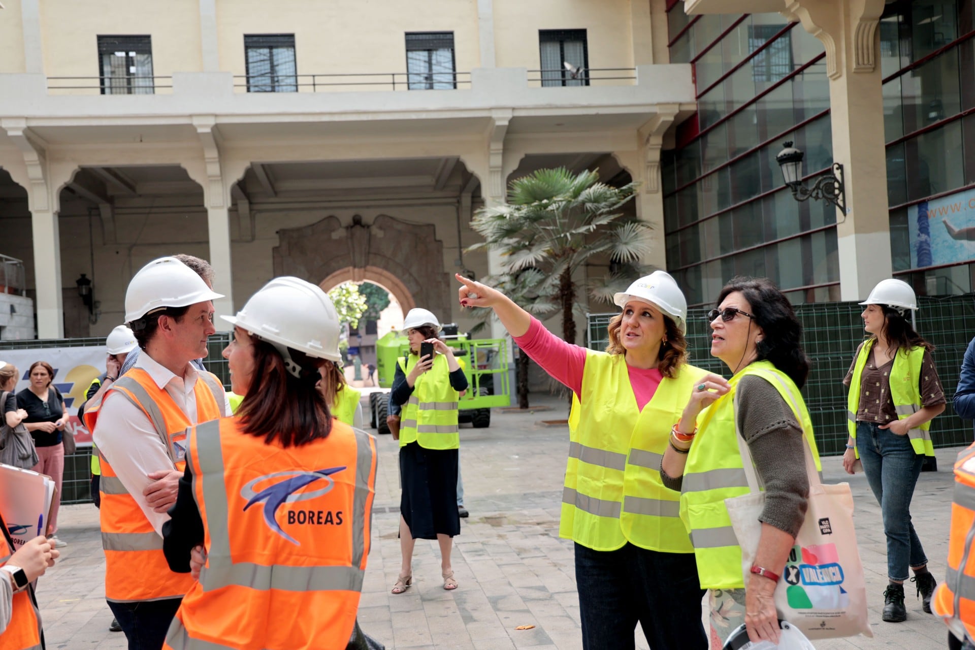 La alcaldesa María José Catalá visita las obras de rehabilitación del Mercado de Abastos