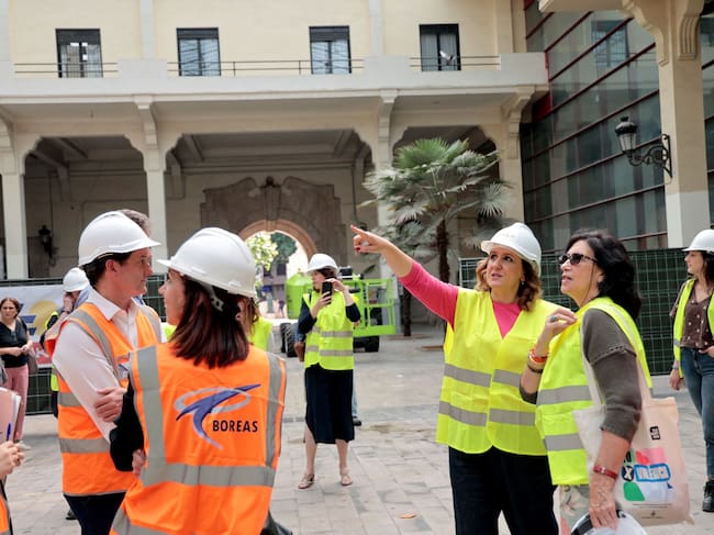 La alcaldesa María José Catalá visita las obras de rehabilitación del Mercado de Abastos