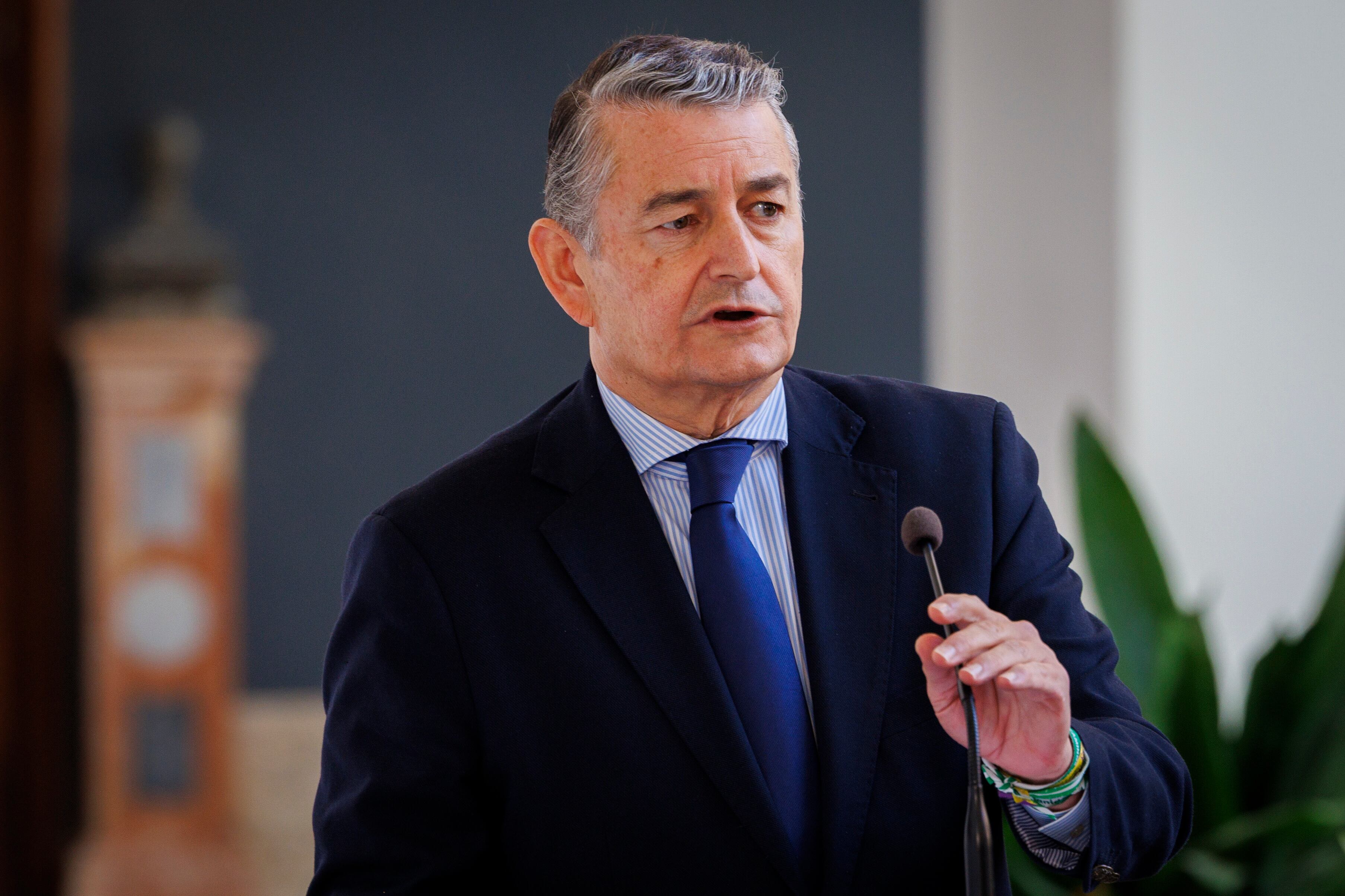 El consejero de Presidencia, Interior, Diálogo Social y Simplificación Administrativa y que actualmente gestiona los asuntos de la Consejería de Salud y Consumo, Antonio Sanz , durante su comparecencia en el Palacio de San Telmo el pasado 10 de octubre 