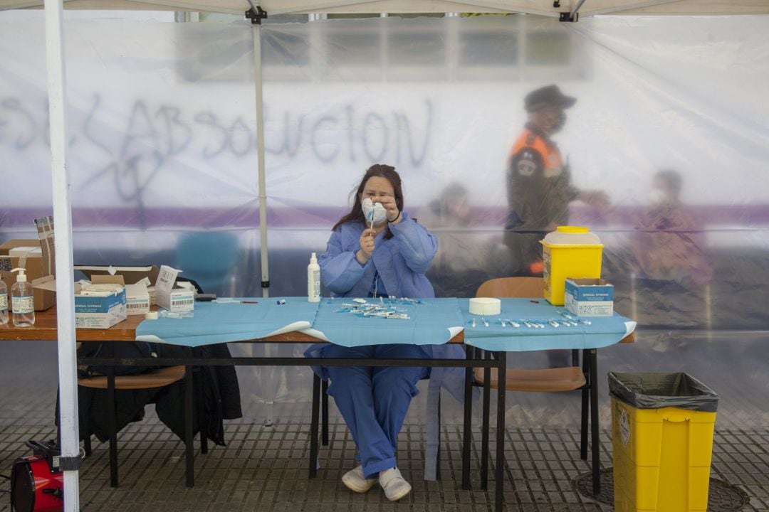 Personal sanitario prepara las vacunas en un puesto habilitado en Noreña. 