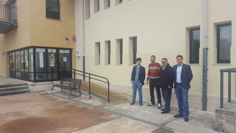 Los concejales, ante el Centro Cívico