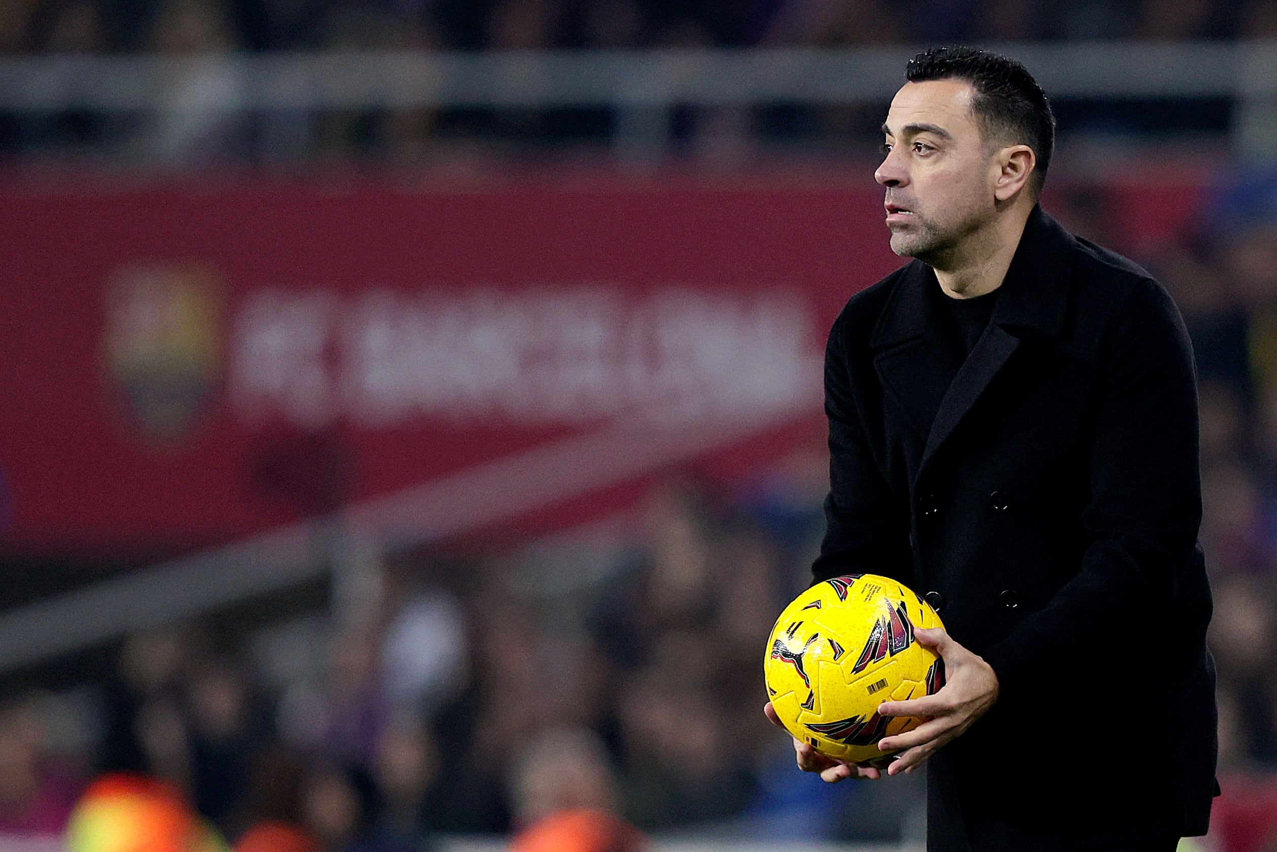 Xavi Hernández, en la banda de Montjuic durante el Barça - Villarreal (Photo by David S.Bustamante/Soccrates/Getty Images)