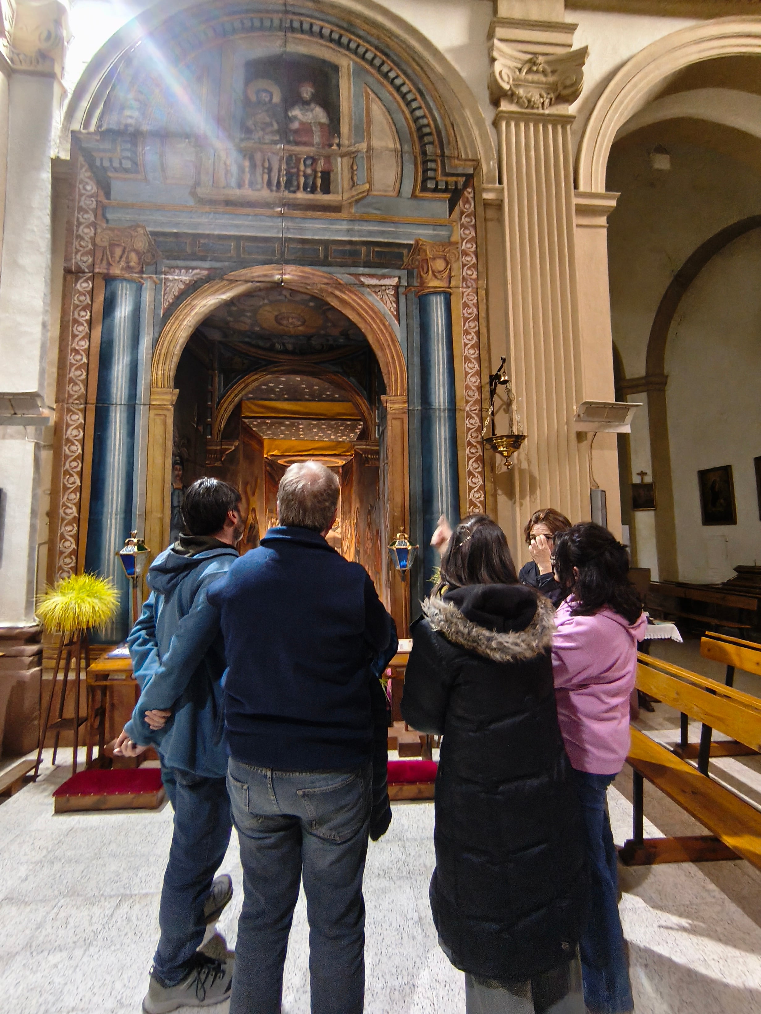 Visitantes en el Monumento de Biscarrués.
